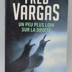 Etwas weiter rechts - Fred Vargas - 2013 - Buch